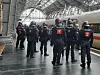 Polizisten in Montur stehen am Gleis