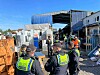 Polizeikräfte vor einer Lagerhalle an der Billstraße.