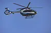 Ein Polizeihubschrauber in der Luft.
