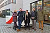 HVV-Chefin Anna-Theresa Korbutt, Verkehrssenator anjes Tjarks (Grüne), Susanne Dziabas (VHH), Andrian Andres (Bezirksamt Harburg) und Philipp Keus („ioki GmbH“) vor dem neuen „hvv hop“ Fahrzeug in Harburg.