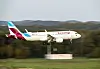 Ein Flugzeug von Eurowings befindet sich im Landeanflug