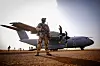 Bundeswehrsoldaten sichern in Tillia während des Besuchs der deutschen Verteidigungsministerin den Airbus A400M der Luftwaffe.