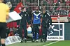 HSV-Abwehrspieler Warmed Omari wird in Berlin verletzt vom Feld geführt.