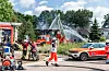 Die Feuerwehr bekämpft den Brand in der Flüchtlingsunterkunft in Norderstedt.