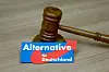 Das Logo der AfD steht an einem Richterhammer.