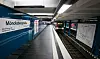 Ein Zug der Linie U3 fährt in die Haltestelle Mönckebergstraße ein. (Symbolfoto)
