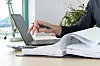 Laptop und Akten