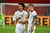 Toni Kroos guckt kritisch neben Leroy Sané