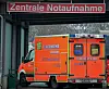 Ein Rettungswagen steht vor einer Notaufnahme. (Symbolfoto)