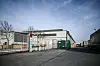 Die Diebe stahlen die Zahnbürsten aus einer Lagerhalle im Duisburger Logport (Archivbild)