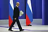Der russische Präsident Wladimir Putin kommt mit Unterlagen unter dem Arm zu seiner jährlichen Rede zur Lage der Nation.