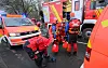 Einsatzkräfte der Wasserrettung der Feuerwehr Hannover stehen bei einem Einsatz auf einer überfluteten Straße zwischen Hannover und Hemmingen.