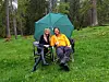 Model Heidi Klum und der Schauspieler Sebastian Ströbel sitzen beim Drehstart für die Fernsehserie «Die Bergretter» am Set.