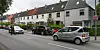Unfall auf der Oldesloer Straße: der silberne Mercedes steht noch am Unfallort. Er hatte eine junge Frau auf der Straße erfasst.