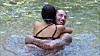 Leyla Lahouar und Mike Heiter im Weiher