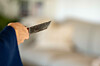 Eine Frau mit einem Messer in der Hand (Symbolfoto).