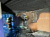 Feuerwehrleute inspizieren den Torbogen.