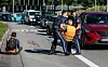 Ein Aktivist der Letzten Generation wird von Polizisten weggetragen.