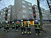 Feuerwehrkräfte vor dem Wohnhaus.