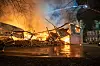 Rund 80 Retter sind bei dem Großbrand im Einsatz. Das Dach der Halle stürzte komplett ein.