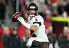 Tom Brady wirft einen Football