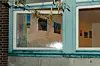 Das eingeworfene Fenster der Stadtteilschule Kirchwerder.