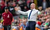 Sean Dyche, der Trainer des FC Everton, regt sich am Spielfeldrand auf.