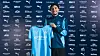 Omar Marmoush mit Trikot von Manchester City