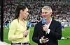 Esther Sedlaczek und Bastian Schweinsteiger sprechen miteinander.