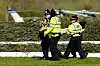 Am Rande des Pferderennens Grand National in Liverpool werden Demonstranten festgenommen.