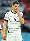 Mats Hummels fasst sich an den Kopf.