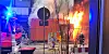 Flammen schlagen aus dem Baucontainer an der Warburgstraße in Hamburg.