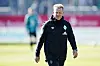 Bremens Trainer Markus Anfang geht übers Spielfeld.