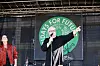 Herbert Grönemeyer steht zusammen mit Silbermond-Frontfrau Stefanie Kloß beim Klimastreik in Hamburg auf der Bühne.