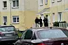 Polizisten stehen am Einsatzort.