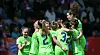 Die Spielerinnen des VfL Wolfsburg feiern zusammen