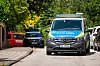 Fahrzeuge der Polizei und der Spurensicherung stehen in der Nähe eines Tatorts. (Symbolbild)