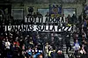 Brighton-Fans halten ein Banner hoch.