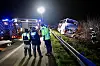 Einsatzkräfte arbeiten an der Unfallstelle.