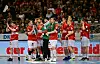 Hamburger Handballer klatschen nach Schlusspfiff
