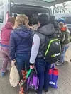 Geflüchtete Ukrainerinnen und Ukrainer steigen an der polnischen Grenze in den Kleinbus.