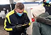 Mitarbeiter der Hochbahn-Wache kontrollieren am U-Bahnhof Burgstraße die Einhaltung der 3G-Regeln in Bus und Bahn des Hamburger Verkehrs-Verbunds (HVV)