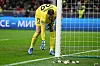 Gianluigi Donnarumma von Paris Saint-Germain hebt Falschgeld auf