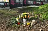 Blumen erinnern als kleine Gedenkstätte an die tödlichen Messerstiche im „Fun Parc“.