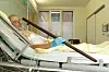 Patient Frank Vaorin liegt im Krankenhausbett und hält die Zaunstange in der Hand, die seinen Körper durchbohrte.
