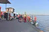 Die Rettungskräfte suchen in der Elbe bei Stade nach dem Vermissten.
