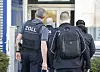 Zollbeamte bei einer Razzia gegen Schwarzarbeit