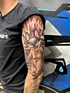 Großes HSV-Tattoo am Oberarm gestochen von HSV-Tätowierer Tobias Spok