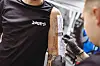 HSV-Tätowierer Tobias Spok legt eine Tattoo-Schablone an