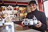 Servicekraft Gülden Citak (45) aus Altona arbeitet seit 14 Jahren für das „Haus 5“.